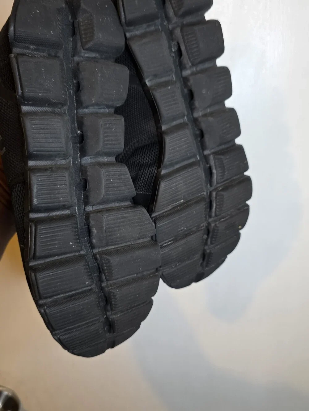 On Running Swiss Engineering Women Black Sneakers Size 6.5